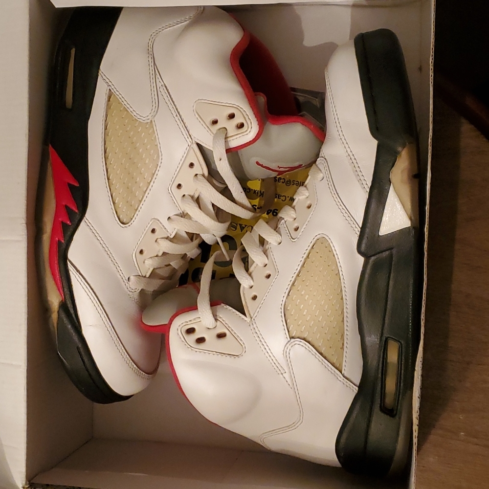 Jordan 5 Fire red reflective tongue